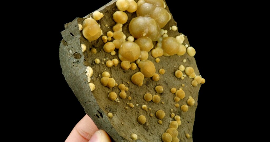 Calcite balls on basalt