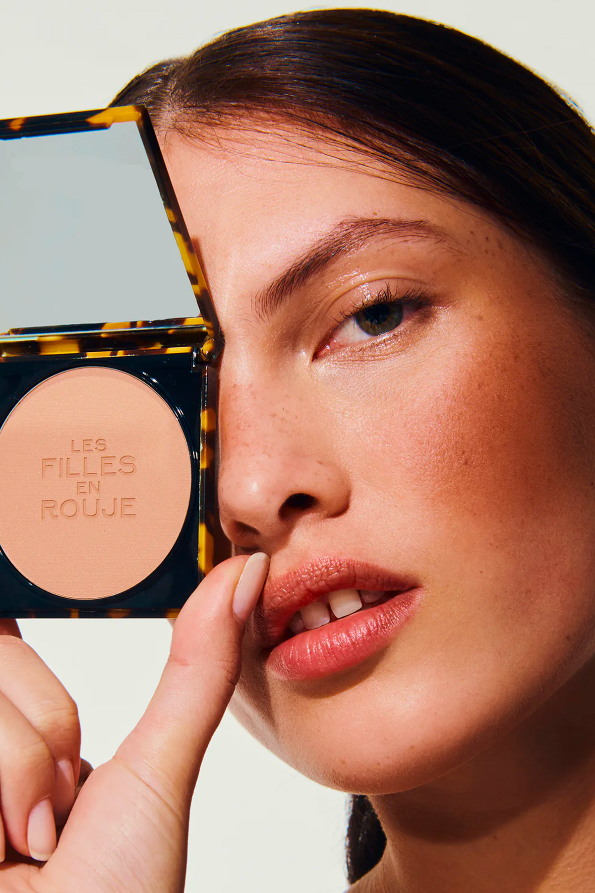 les filles en rouje la poudre bonne mine sable dore les filles en rouje la poudre bonne mine sable dore